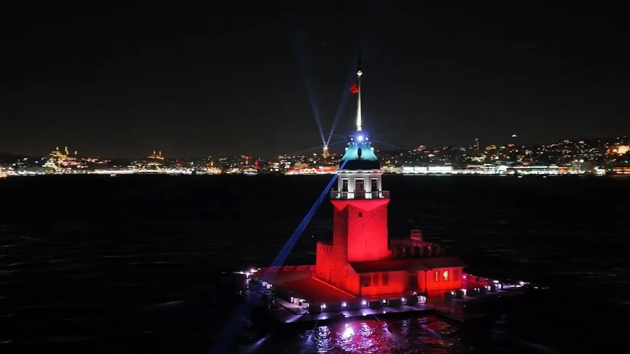 Üsküdar Kız Kulesi’nde yılbaşına özel ışık şovu mest etti