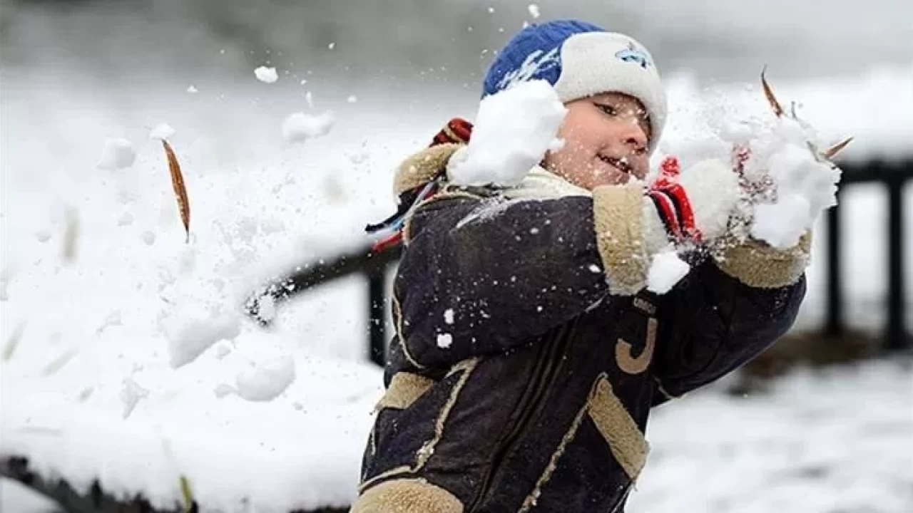 Kar fırtınası eğitimi vurdu! Yarın için ilk kar tatili haberi geldi!