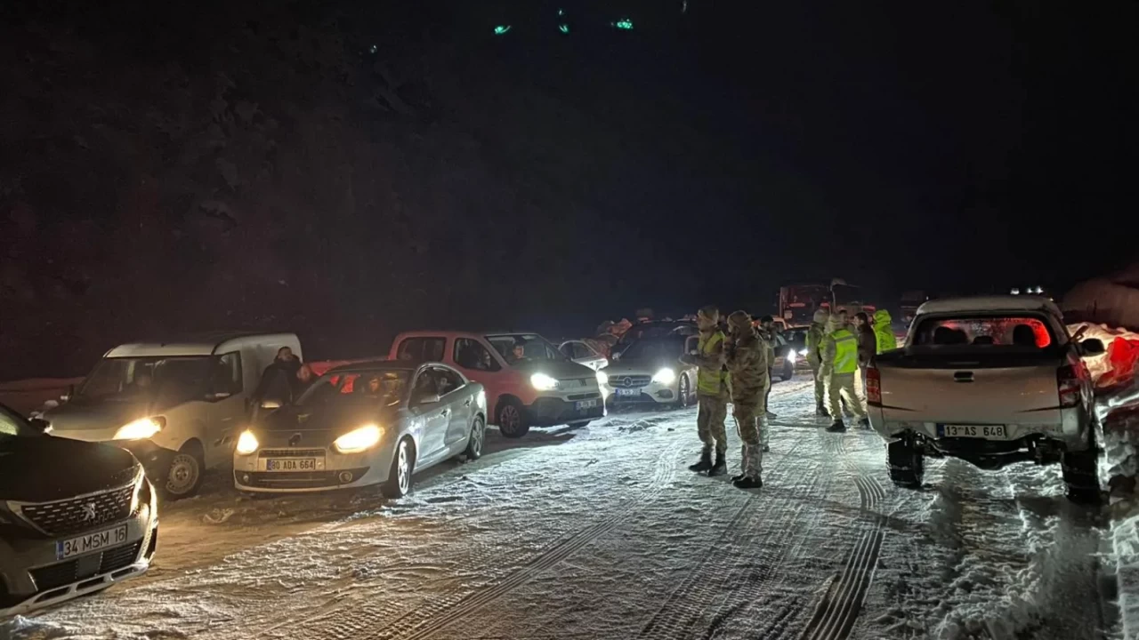 Bitlis-Baykan karayolu tır kazası nedeniyle kapandı, 3 saat sonra kontrollü açıldı