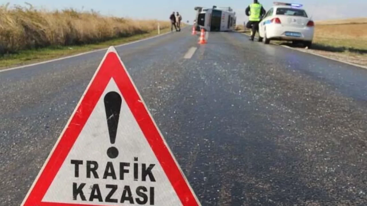 Simav’da feci kaza: Görev yolundaki hemşire hayatını kaybetti, 7 yaşındaki kızı yaşam savaşı veriyor!