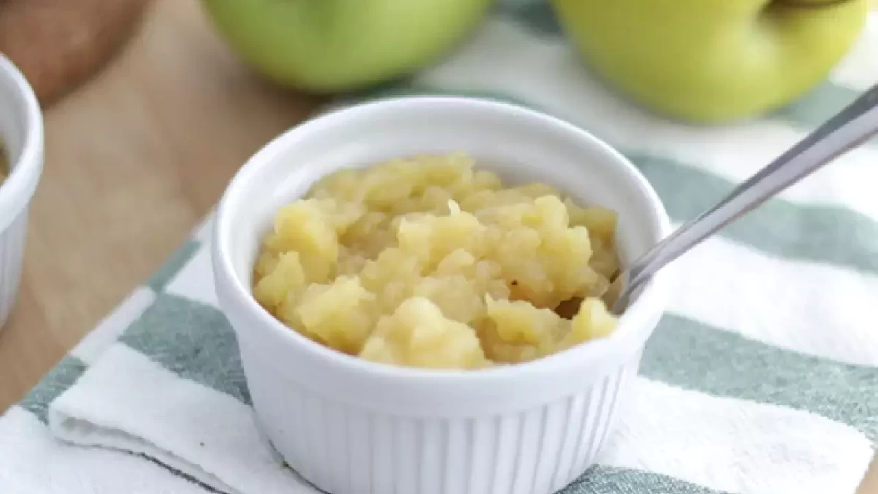 Bebekler için elma püresi tarifi: Ek gıdada tatlı ve doğal alternatif