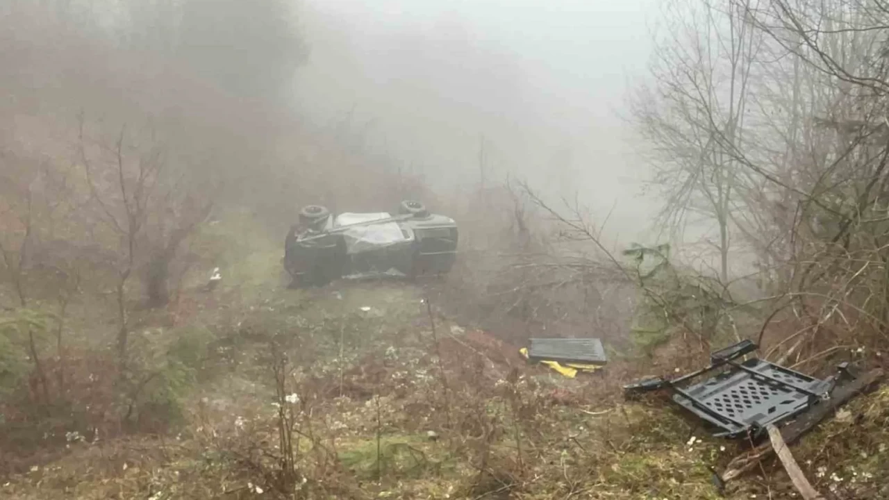 Bartın'da yoğun sis kazaya neden oldu! Araç ormanlık alana savruldu