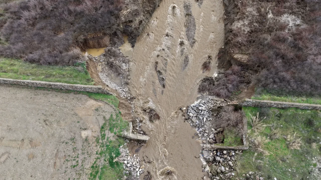 Turgutlu’da altyapı yağışa dayanamadı: Dere ıslah tesisi yıkıldı, yol ulaşıma kapandı!