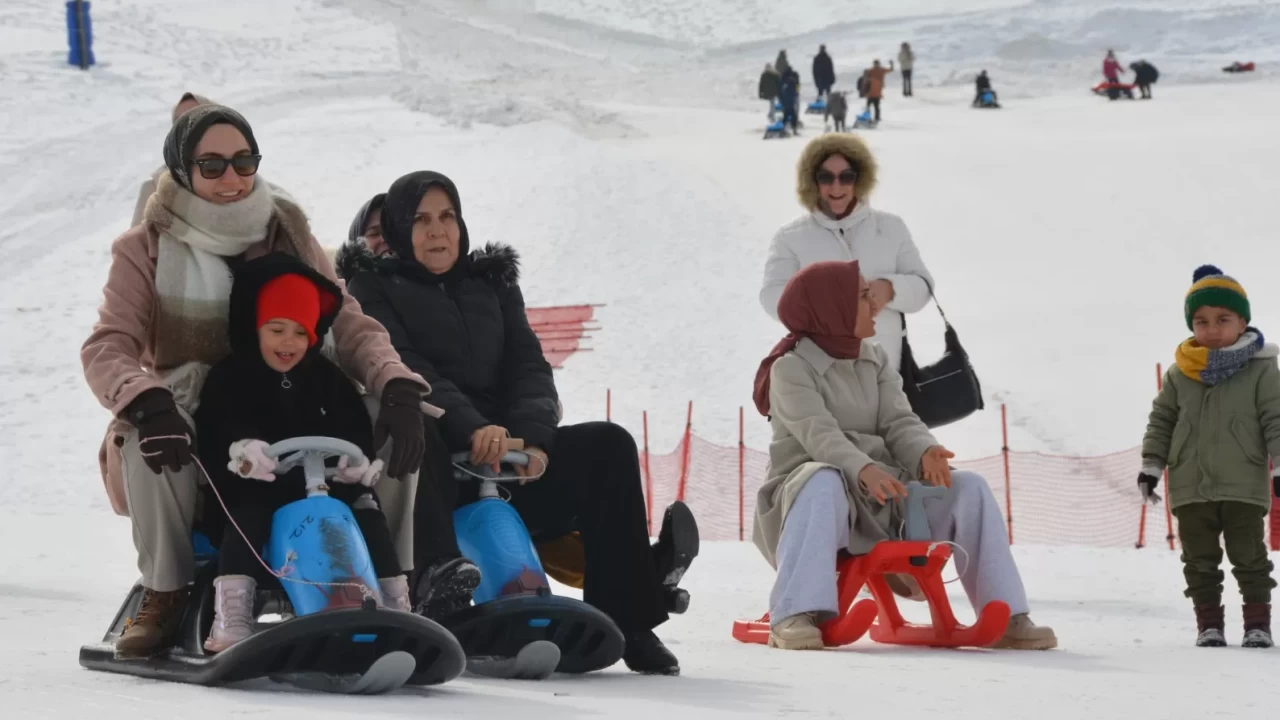 Bitlis'te karın tadını bu kez anneler çıkardı! Çocuklarıyla kızakla kayıp halay çektiler