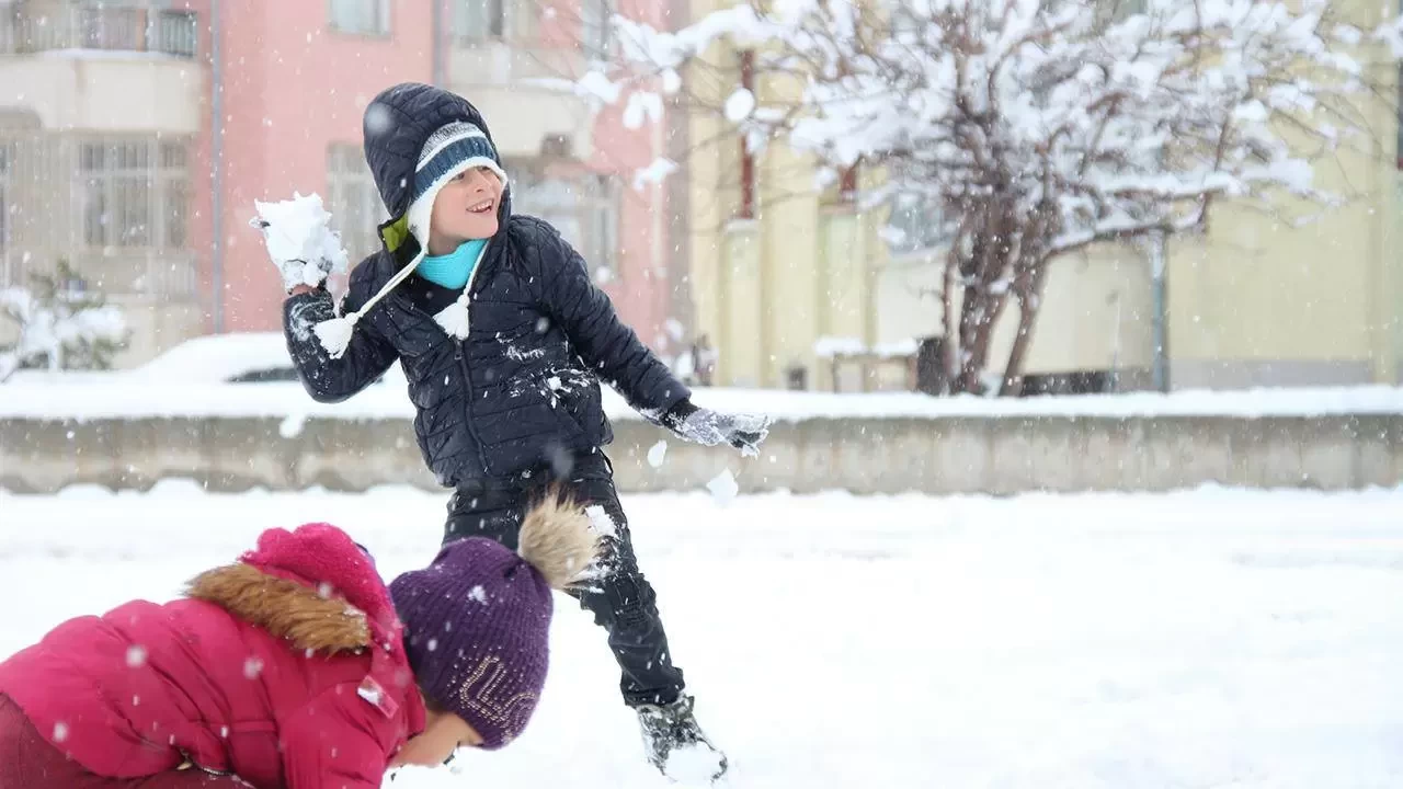 Yoğun kar yağışı ve buzlanma nedeniyle iki ilde eğitime ara verildi