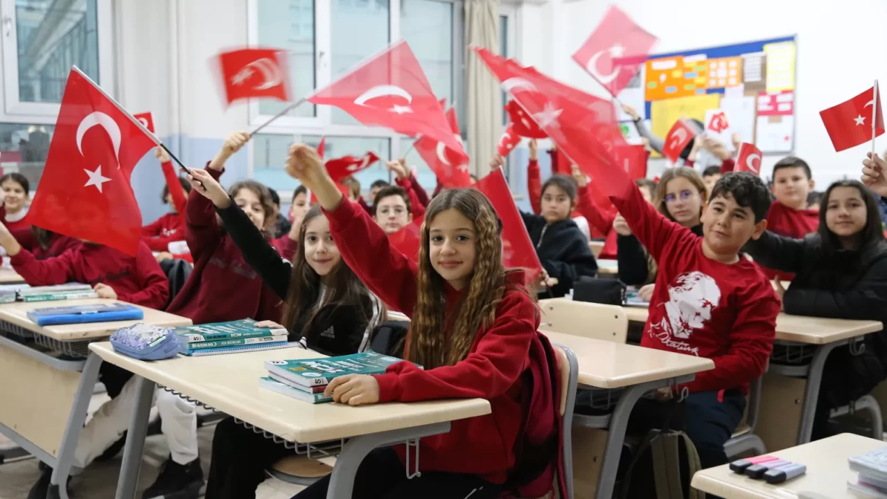 18 milyon öğrenci için zil çaldı: İkinci dönem 'bayrak sevgisi' ile başladı!