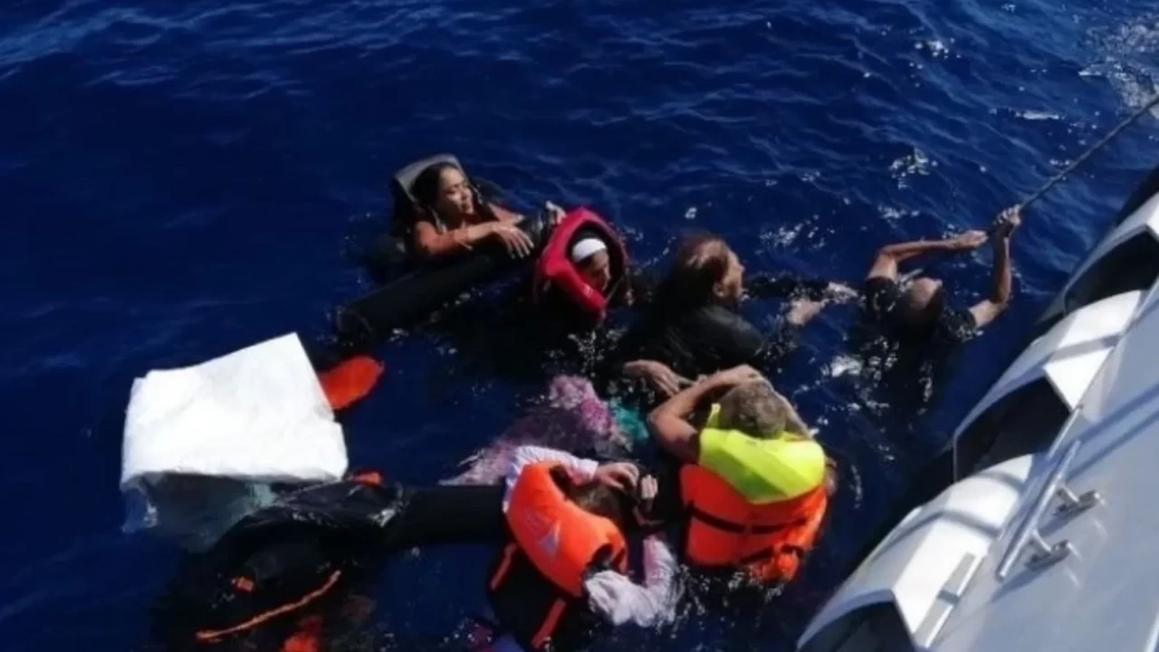 Ege'de facia: Yunan gemisi göçmen botuyla çarpıştı, 14 ölü!