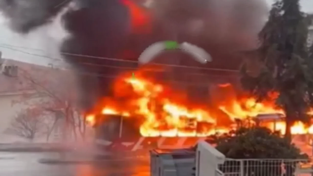 İzmir Karabağlar'da ESHOT otobüsü yandı! 193 hat numaralı otobüste yangın paniği