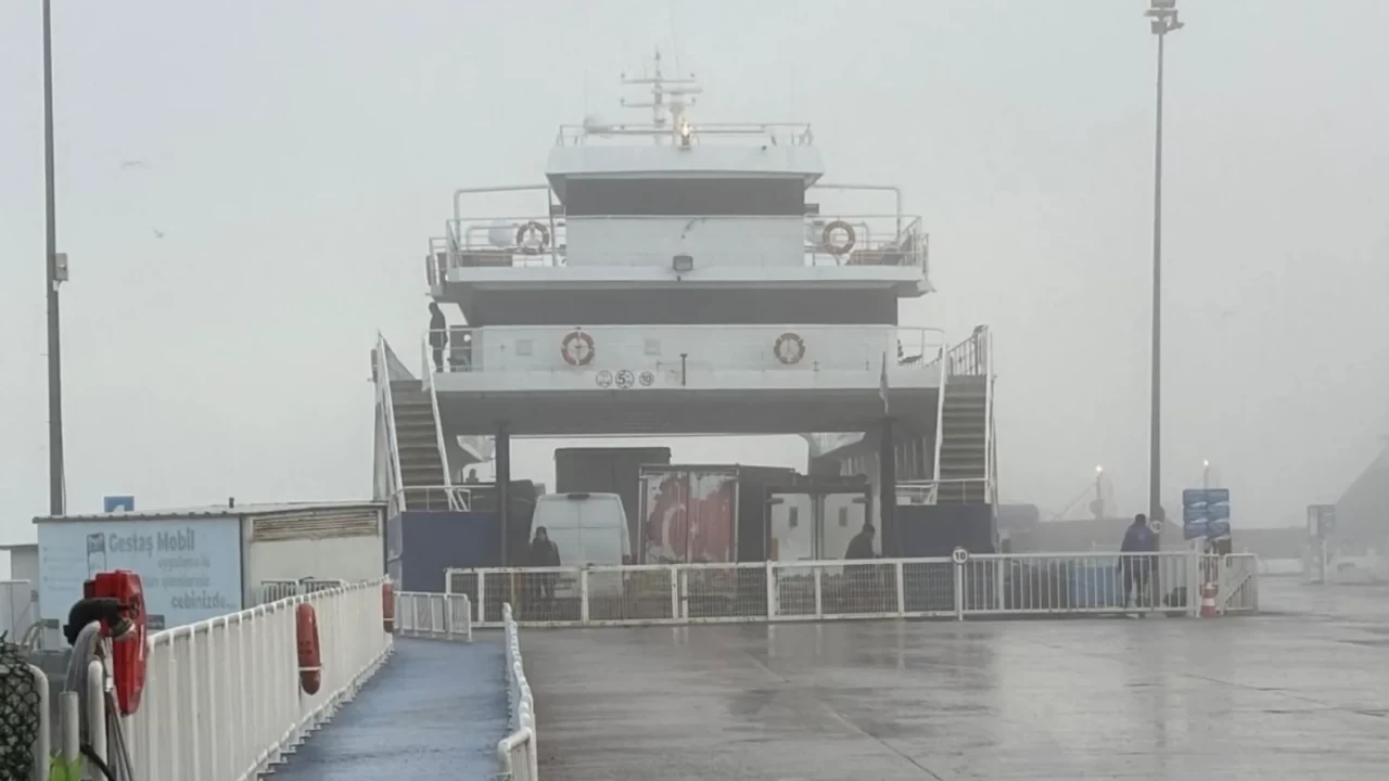 Çanakkale Boğazı’nda sis alarmı: Transit trafik kapalı, feribotlar çalışıyor mu?