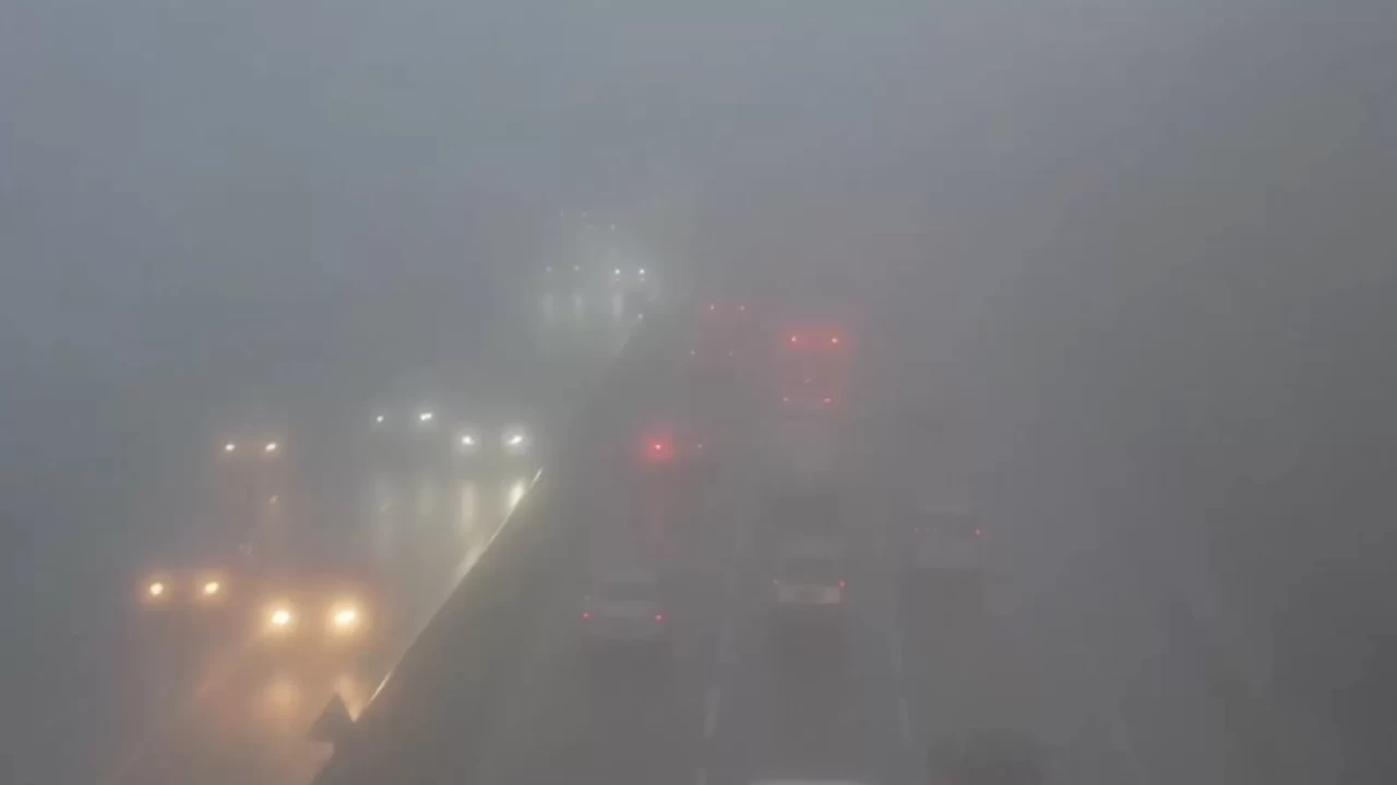 İstanbul'a sis çöktü, trafik yoğunluğu yüzde 65'e çıktı!