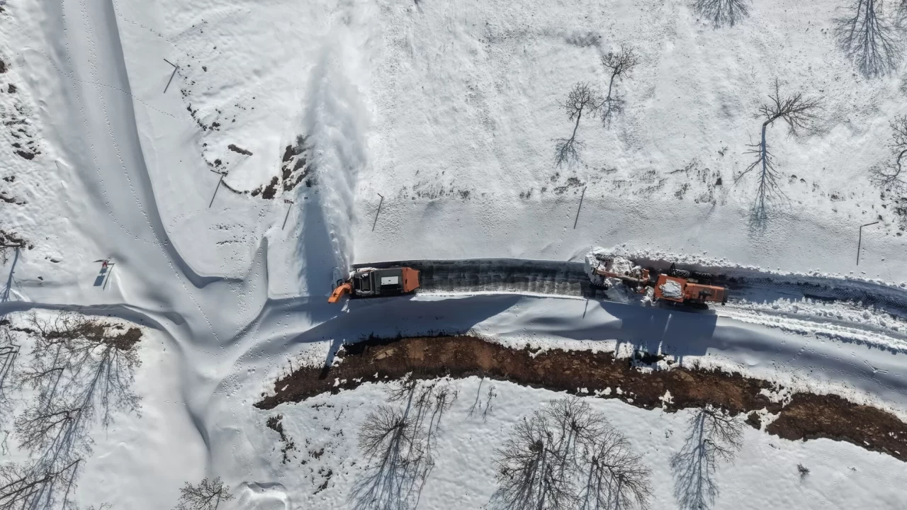 Hasköy-Mutki kara yolu yoğun kar nedeniyle trafiğe kapatıldı