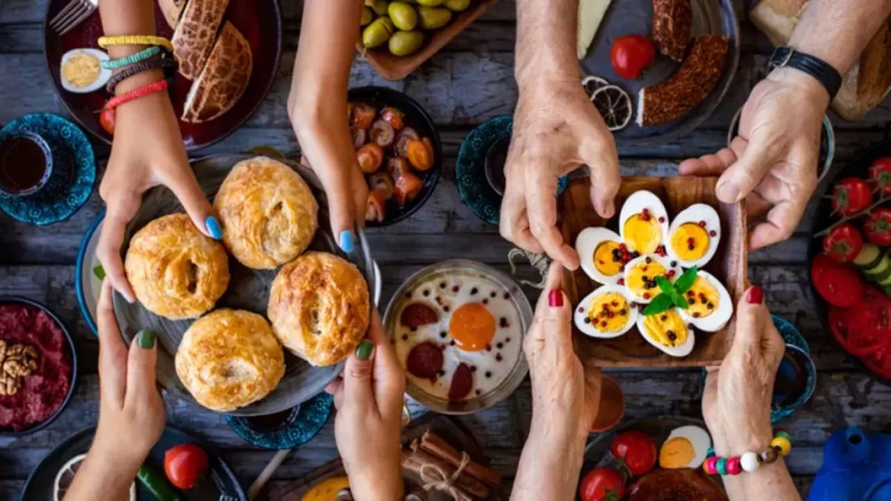 Sahurda ezan okununca yemek ve su içilir mi? 2026 Ramazan rehberi