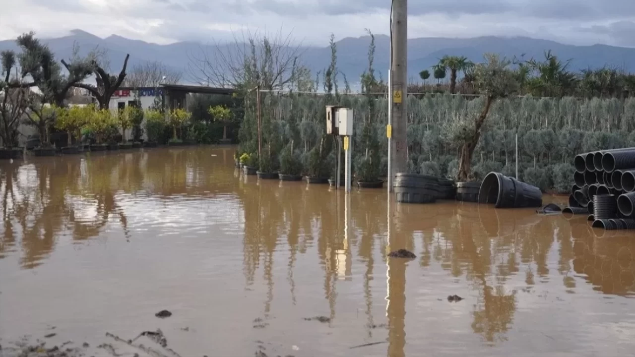 CHP'li belediyenin yönettiği İzmir’de sağanak sınavı: Altyapı yine sınıfta kaldı