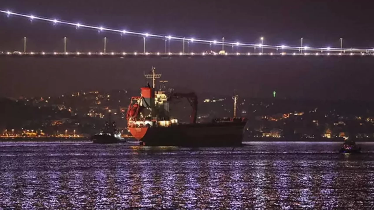İstanbul Boğazı'nda sis alarmı! Gemi trafiği geçici olarak durduruldu