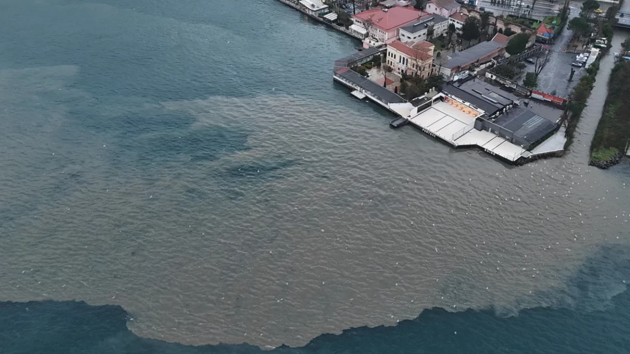 CHP’li yönetimden çevre skandalı: Marmara Denizi’nin rengi değişti