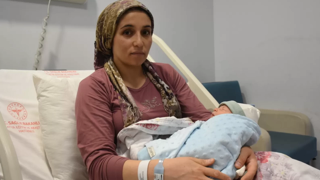 Depremde kızını kaybettiği aynı gün ve saatte yeniden anne oldu!