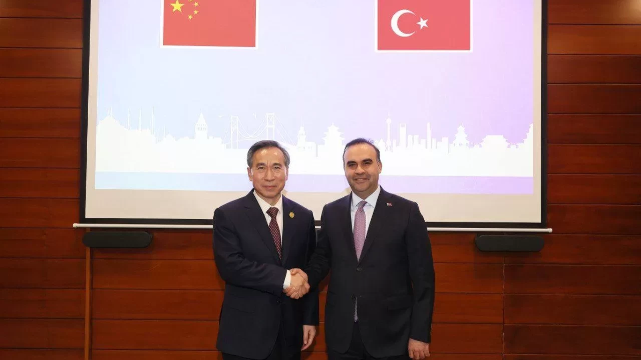 Türkiye-Çin ilişkileri güçleniyor! Bakan Kacır, Çinli Yetkili Ren Hongbin ile İstanbul’da görüştü