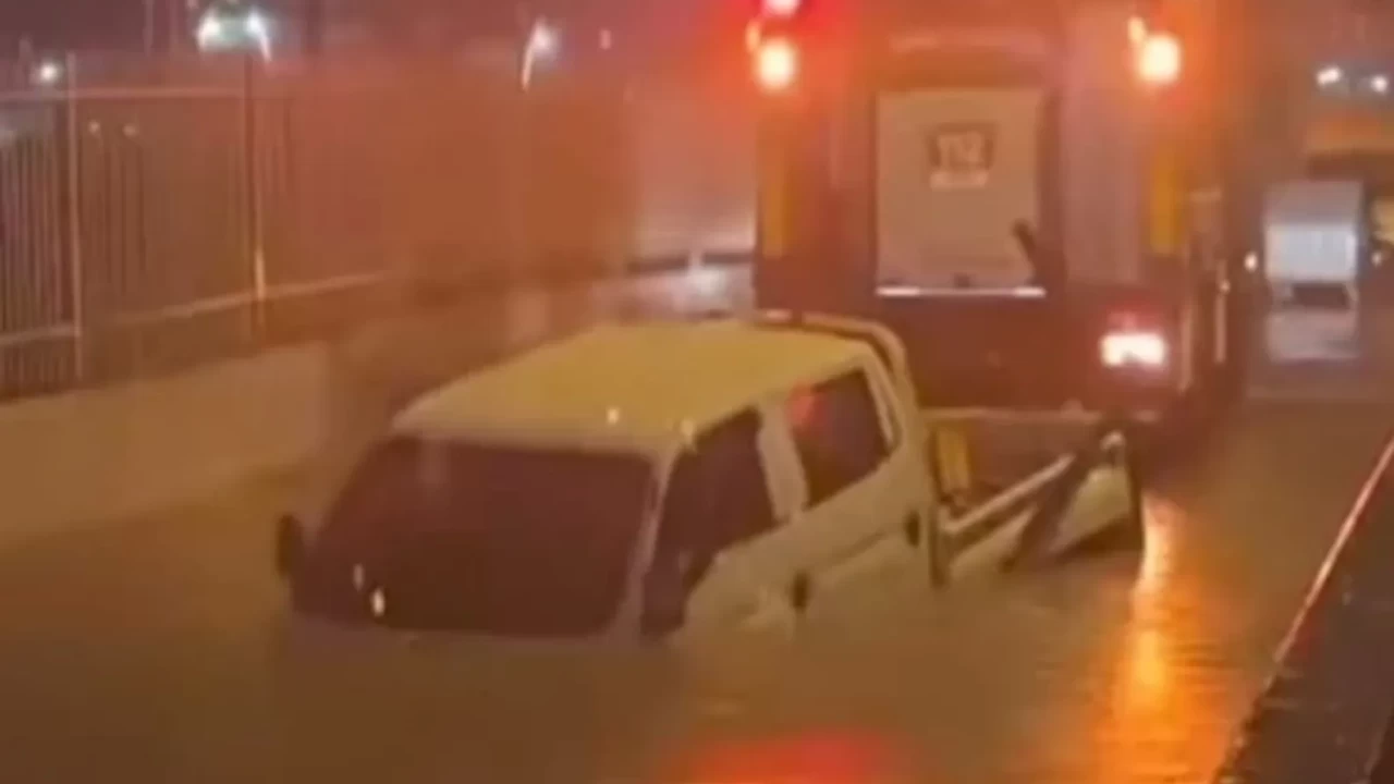 Ege'de sağanak faciası: İzmir'de bir sürücü su dolu alt geçitte can verdi!