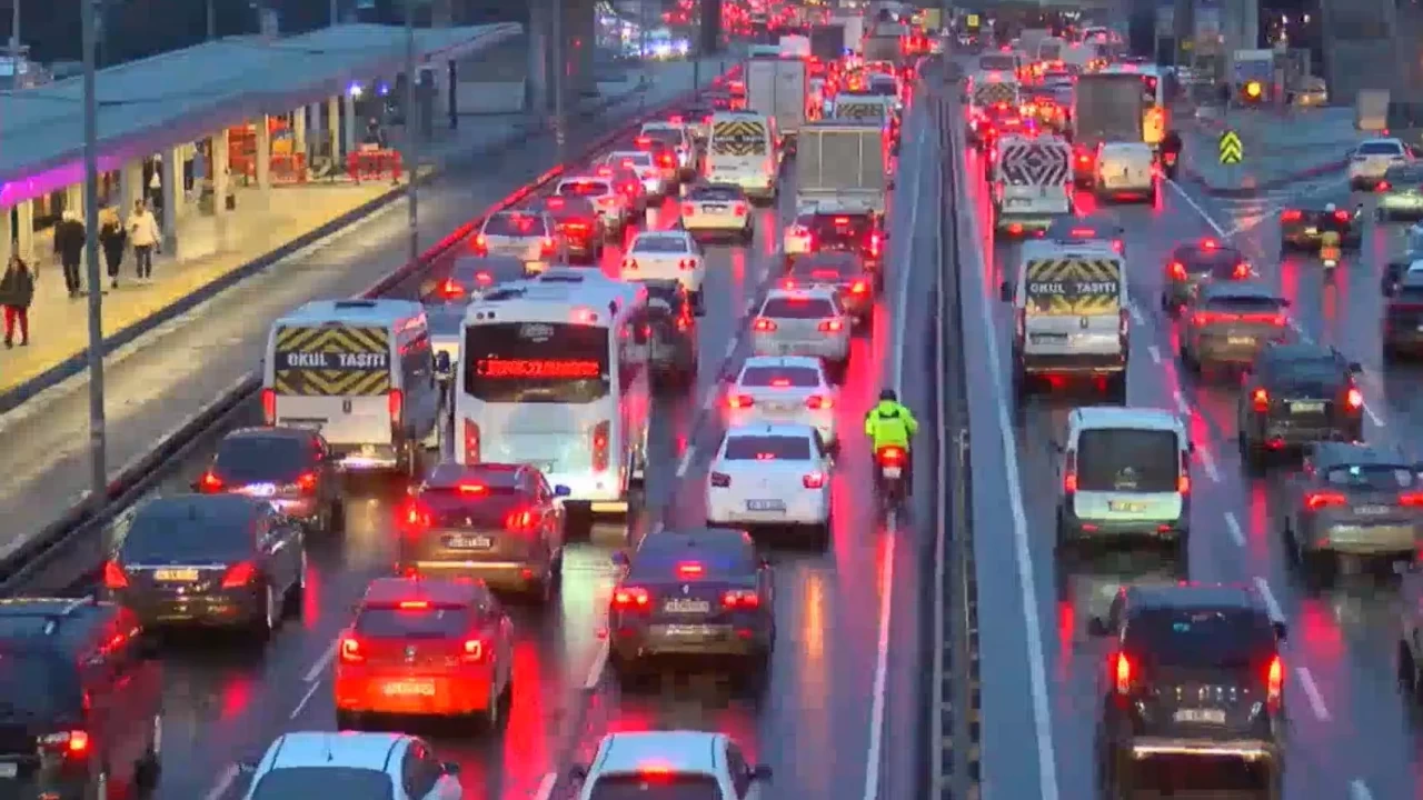 İstanbul’da perşembe kaosu! Trafik durdu, hayat yavaşladı