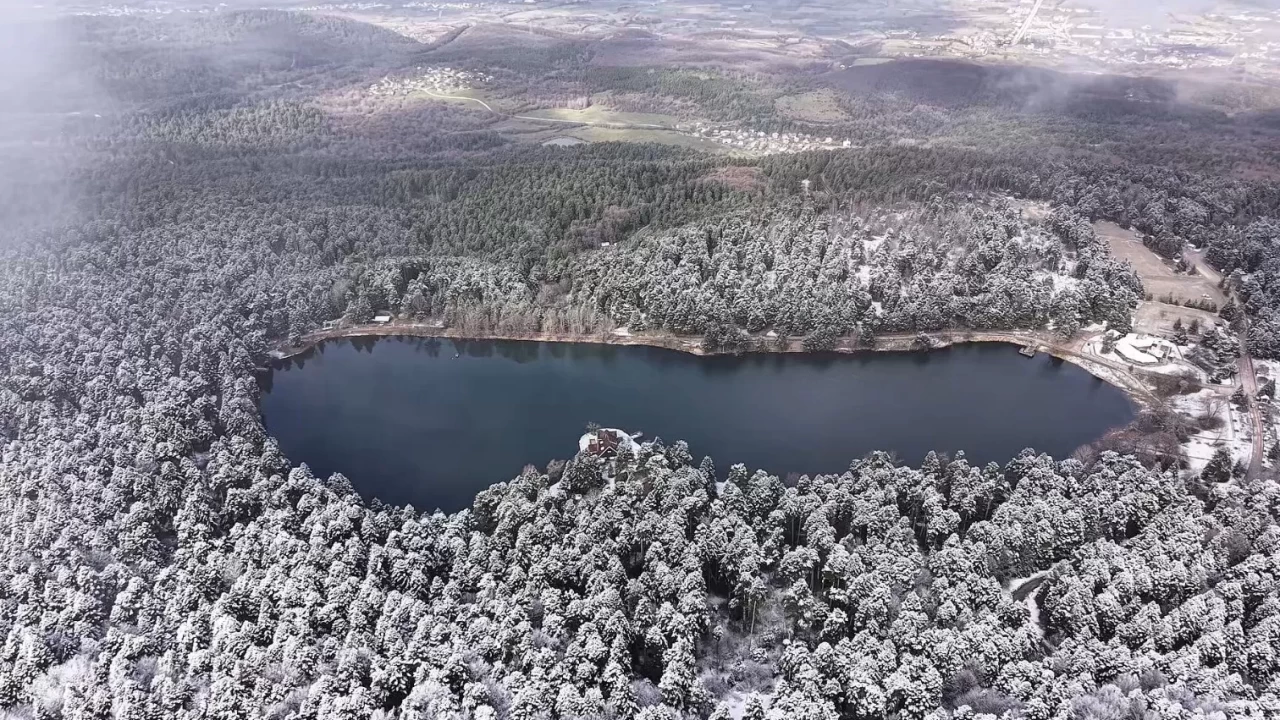Gölcük Tabiat Parkı beyaza büründü: Kış manzarası hayran bıraktı