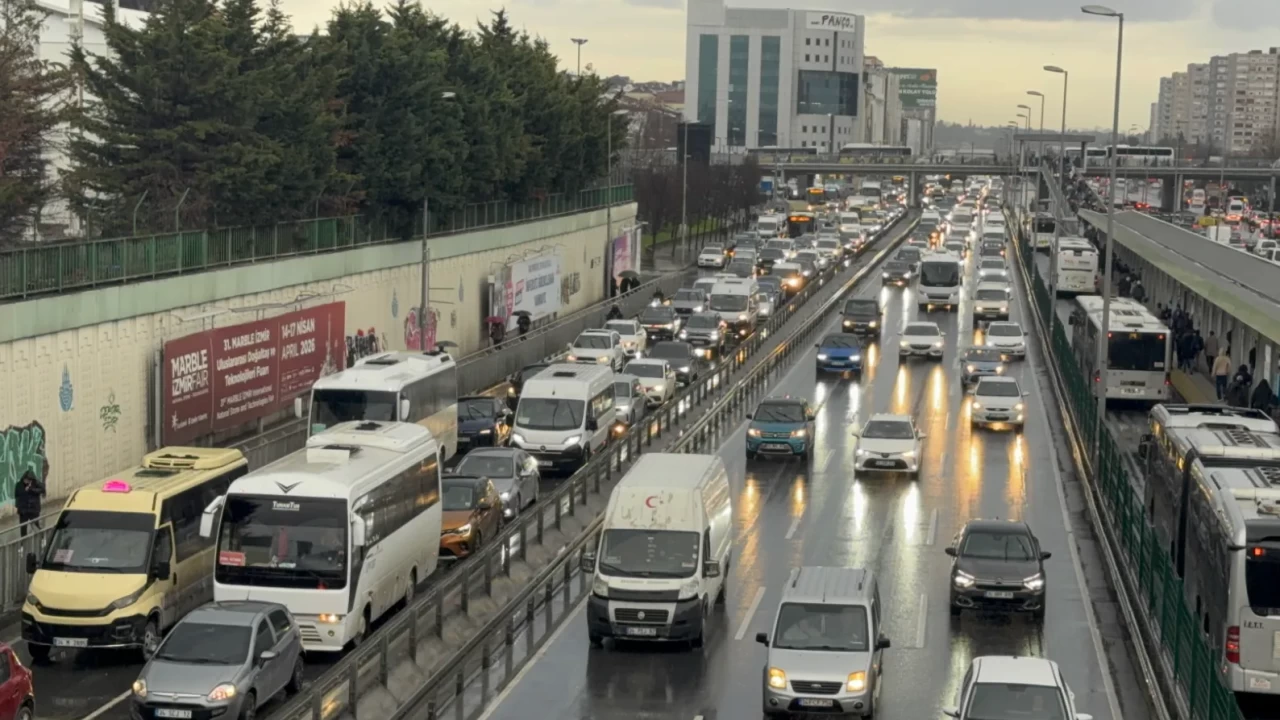 İstanbul'da cuma mesaisi trafikle kapandı: Yoğunluk yüzde 89’a dayandı!