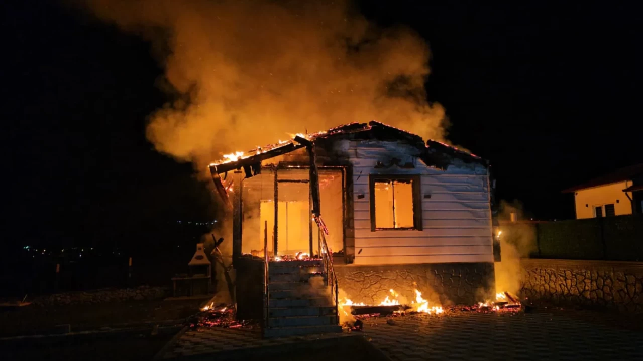 Çorum’da gurbetçinin bağ evi alevlere teslim oldu! Kullanılamaz hale geldi