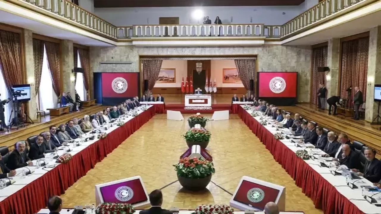 TBMM Başkanı Kurtulmuş, komisyon raporu için parti temsilcileriyle bir araya geldi