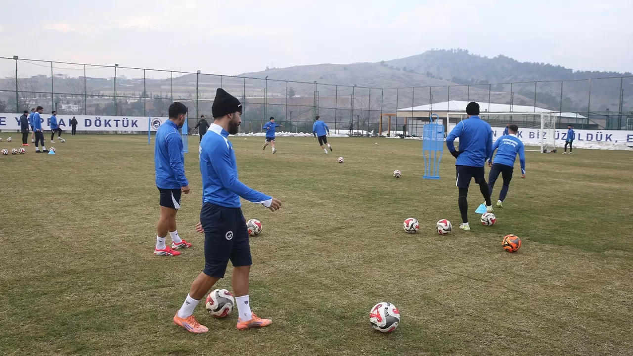 Depremde 14 sporcusunu kaybeden Kahramanmaraş İstiklalspor sahadaki başarısıyla kente umut oluyor