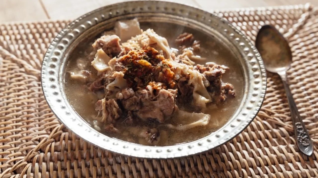 Evde restoran usulü kelle paça çorbası: Temizleme sırlarından tam kıvamlı terbiyesine!