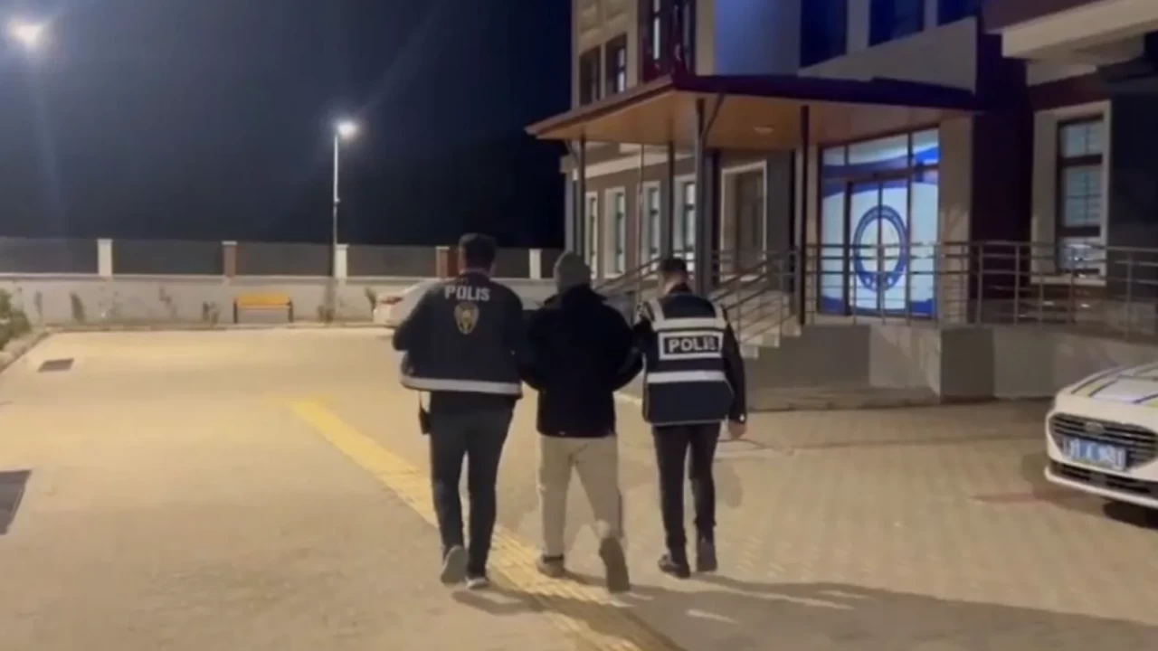 Hatay'da şafak operasyonu: Kesinleşmiş cezası bulunan 5 firari yakalandı!