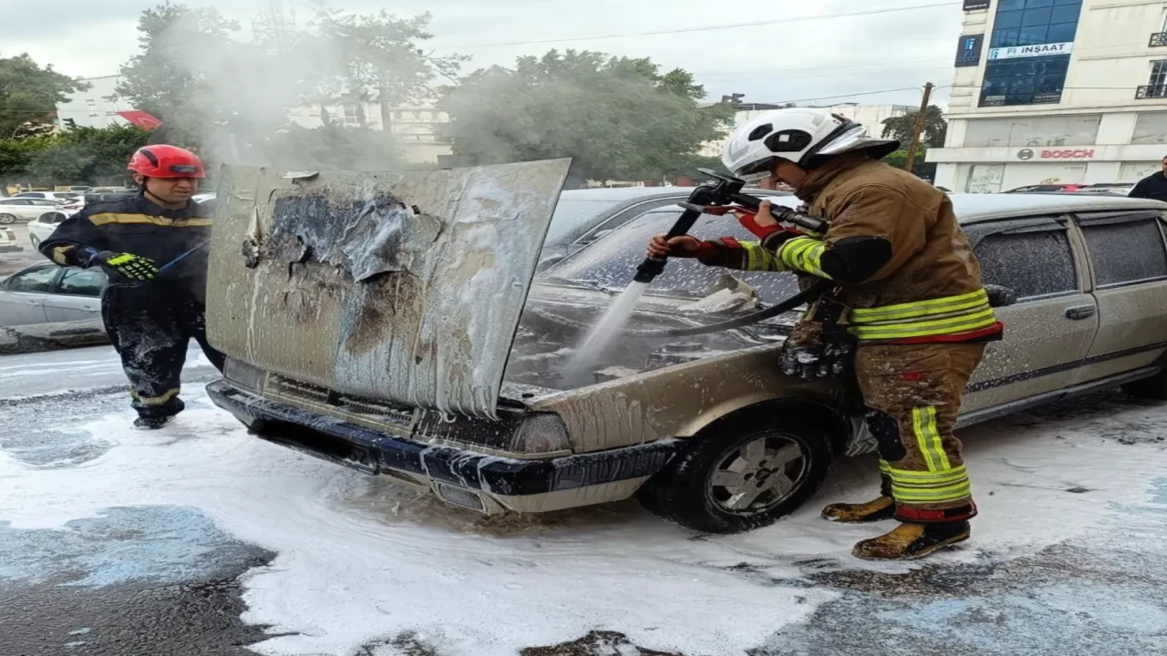Hatay'da korkutan olay! Park halindeki otomobil alev aldı