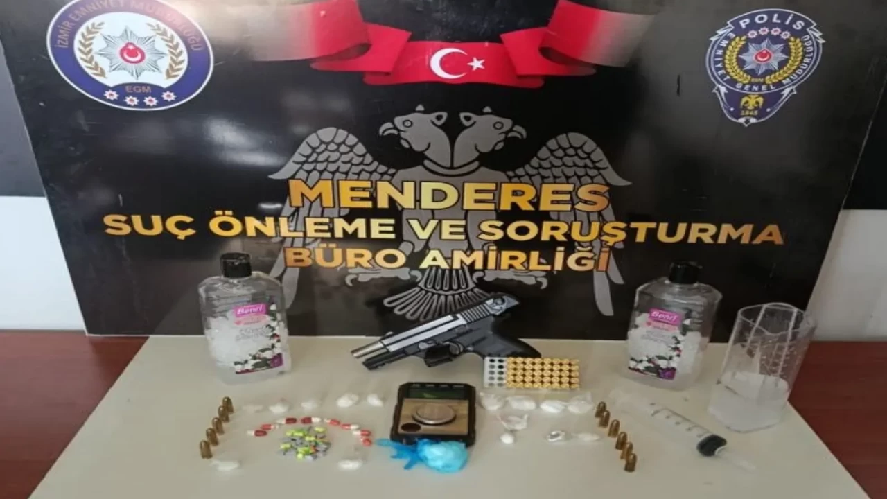 İzmir’de yasaklı madde operasyonu! Satışa hazır paketler ve silah ele geçirildi