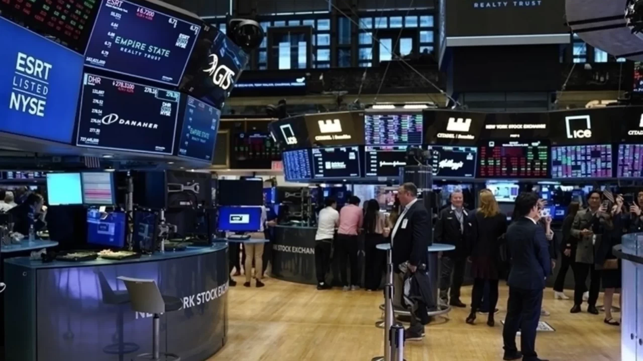 Altın ve gümüşte sert dalgalanma: Ons altın 5 bin dolar sınırında tutunmaya çalışıyor