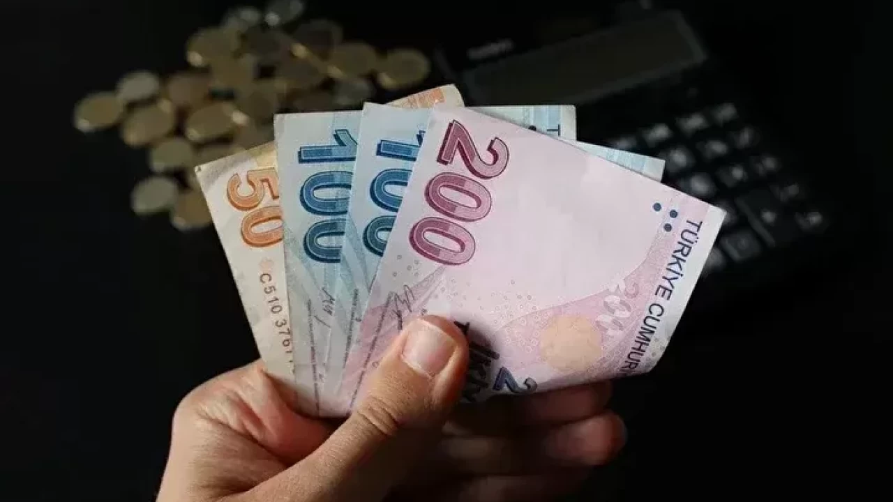 En düşük emekli maaşı 20.000 liraya yükseldi! Fark ödemeleri bugün hesaplarda