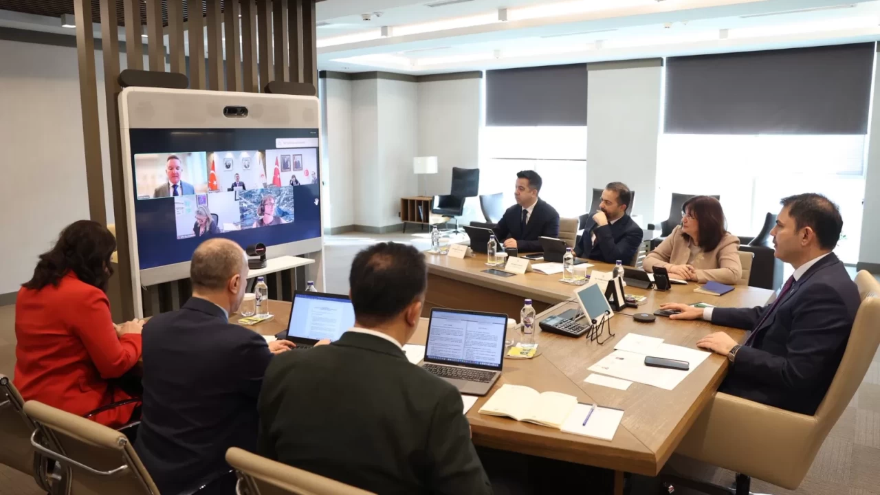 Bakan Kurum'dan Avustralyalı Bakan Bowen ile COP31 toplantısı