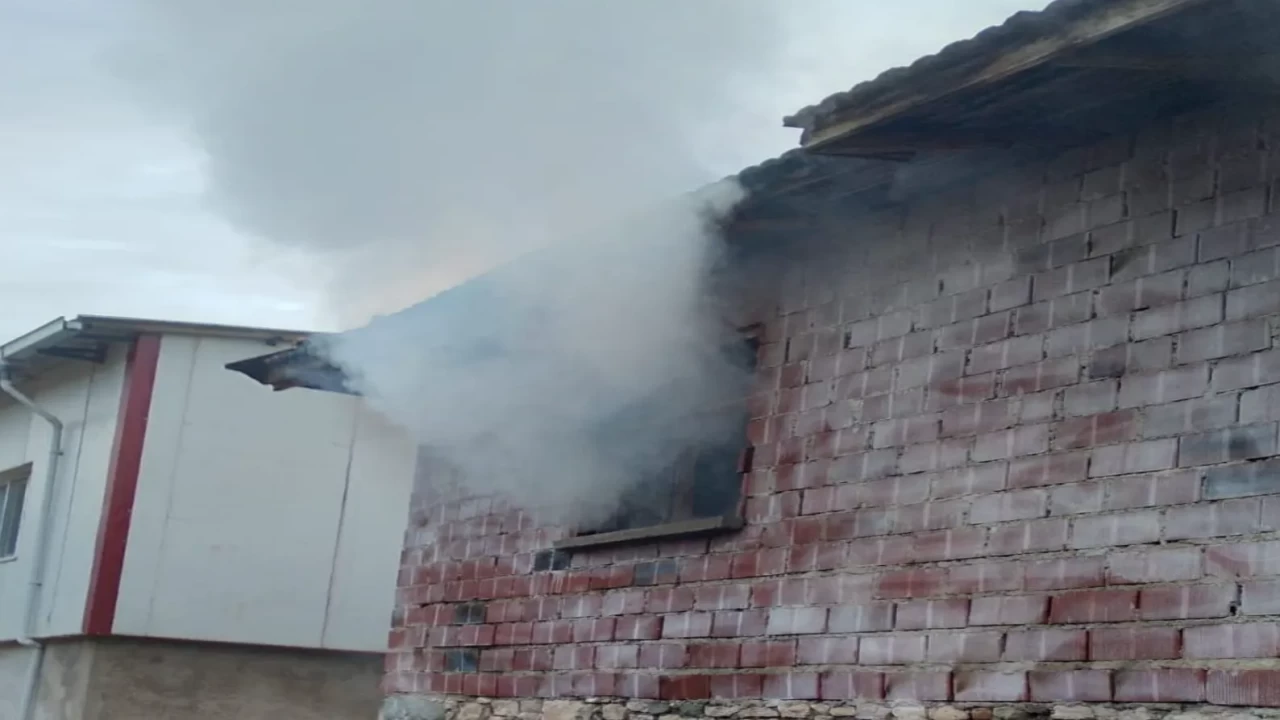 Manisa’da korkutan yangın! Tonlarca tütün yandı