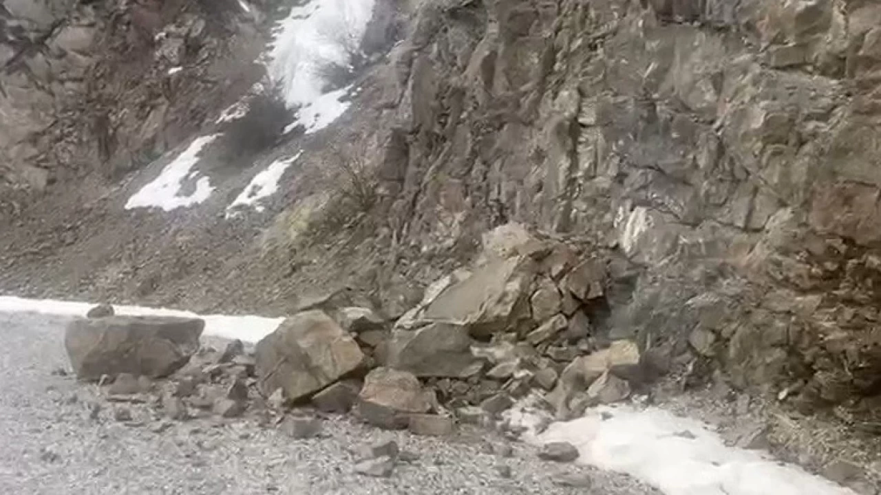 Erzincan’daki 4,9’luk depremde korkutan anlar kamerada