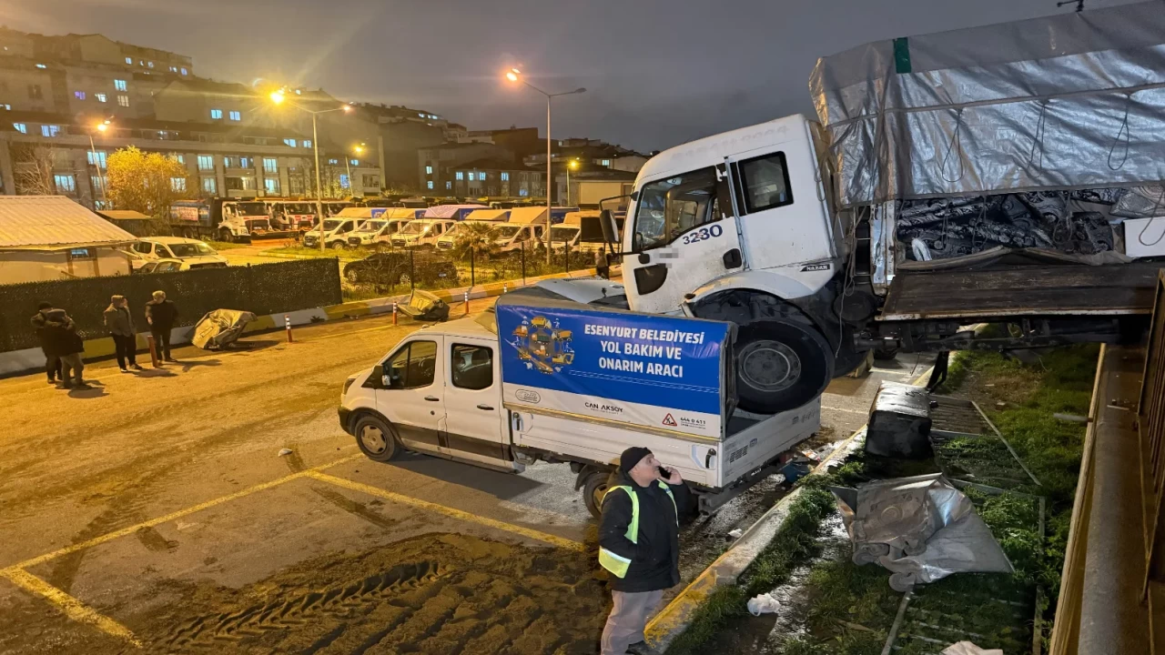 İstanbul'da ilginç kaza! Park halindeki kamyon “kendi kendine” ilerledi, başka aracın üzerine düştü