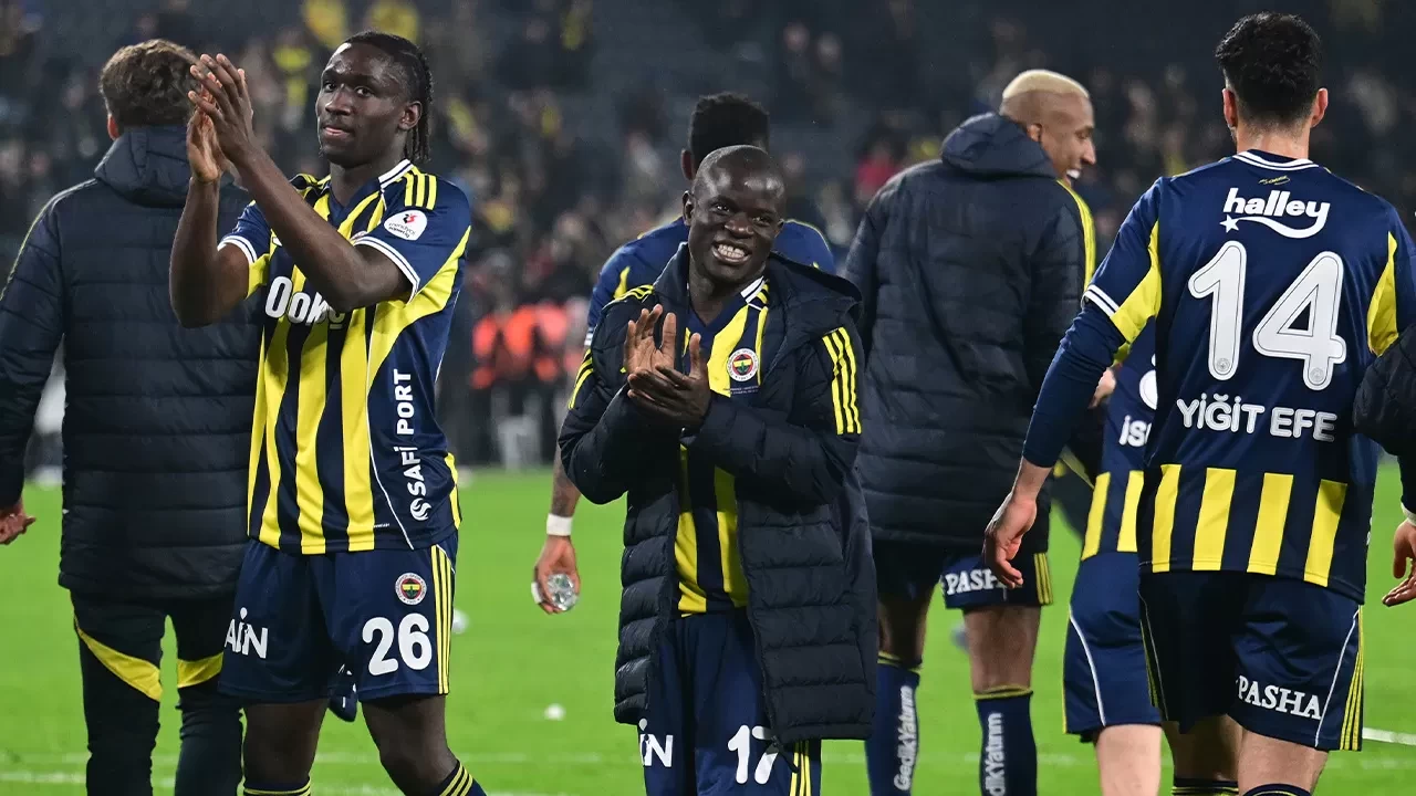 Fenerbahçe’nin Fransız yıldızı N’Golo Kante taraftarlardan büyülendi:  Atmosfer harikaydı!