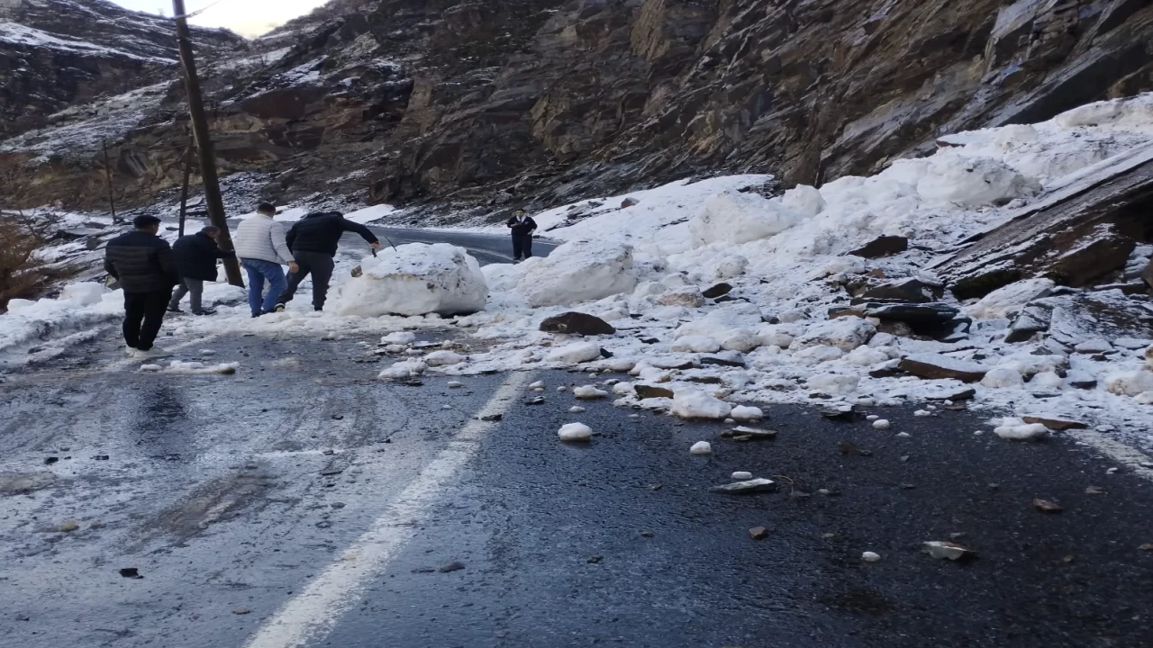 Şırnak'ta çığ düştü! Köy yolları ulaşıma kapandı