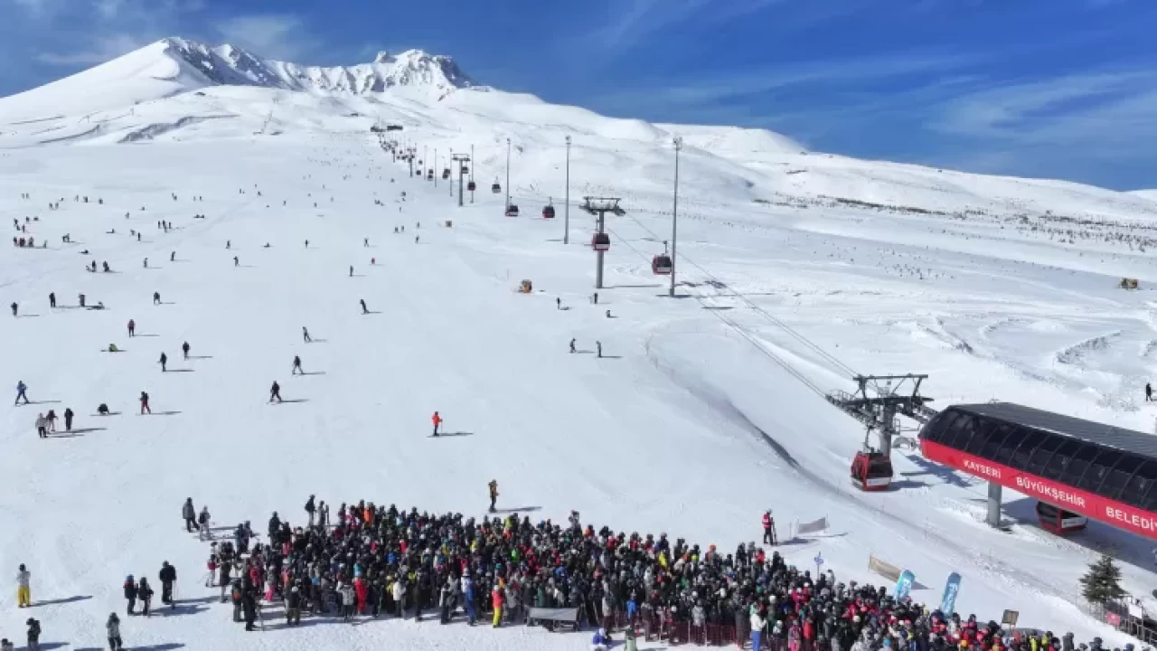 Erciyes Kayak Merkezi, yarıyıl tatilinde 1.4 milyon ziyaretçiyi ağırladı