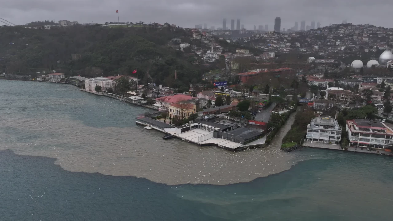 İstanbul Boğazı'nın rengi değişti: Sarıyer'de kuvvetli yağış sonrası çamur istilası
