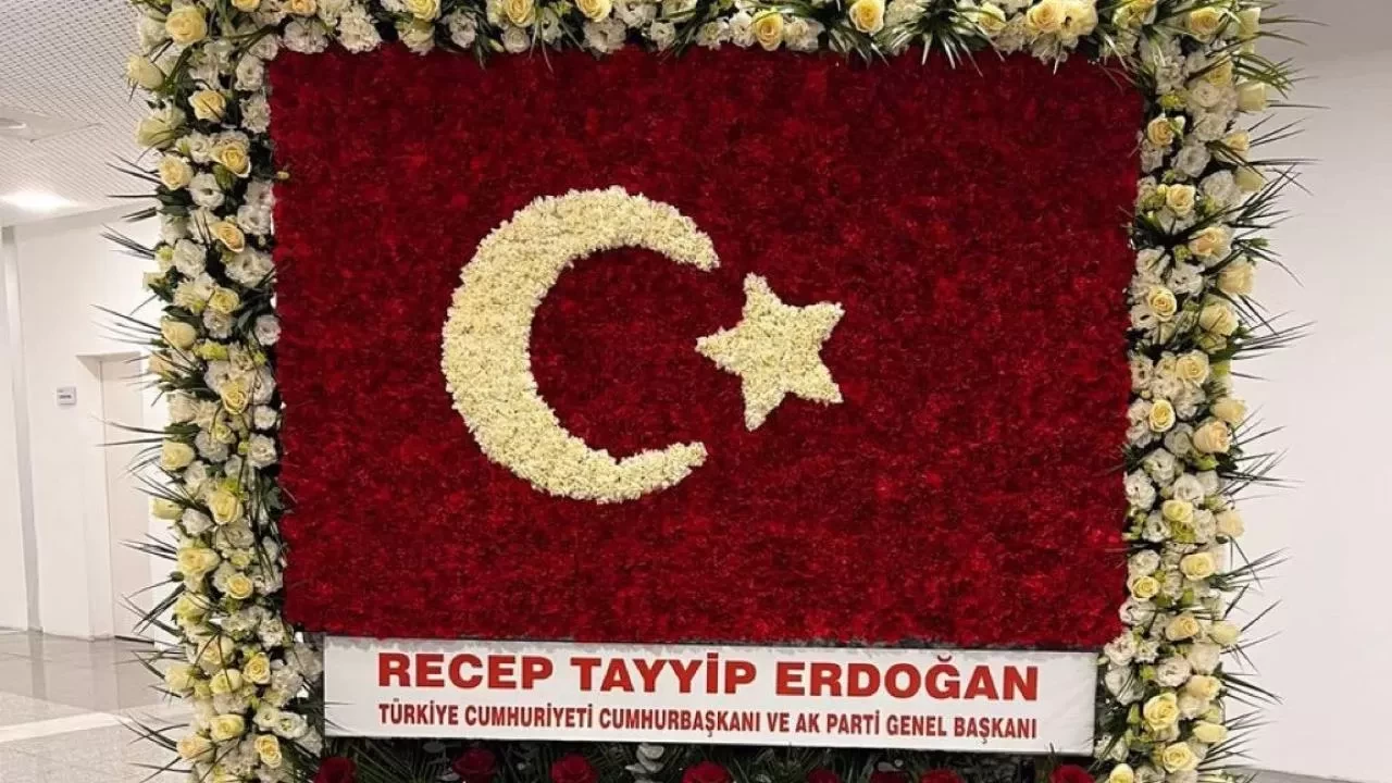 Cumhurbaşkanı Erdoğan'dan MHP Lideri Devlet Bahçeli'ye anlamlı hediye: 57. yıla ithafen 57 gül