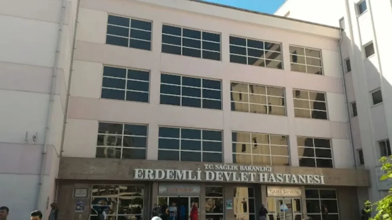 Erdemli’de kavga ihbarı dehşeti ortaya çıkardı: 24 yaşındaki genç banyoda ölü bulundu!