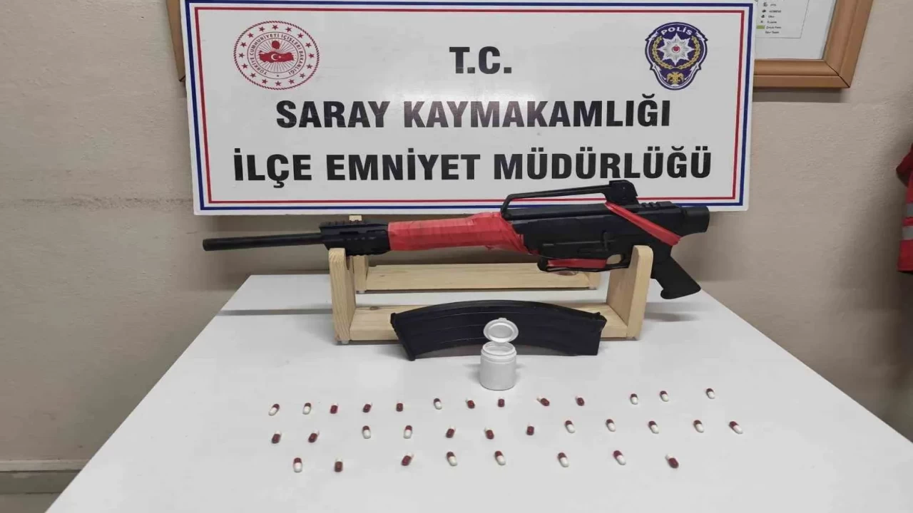 Tekirdağ’da çift baskın! Evlerden yasaklı madde ve tüfek çıktı