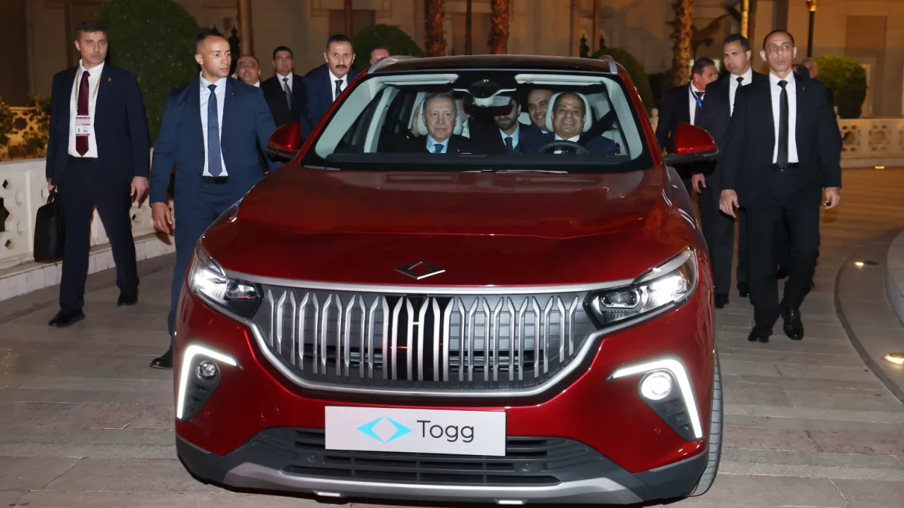 Mısır’da  Anadolu  rengi Togg sürprizi! Cumhurbaşkanı Erdoğan’dan Sisi’ye yerli otomobil hediyesi