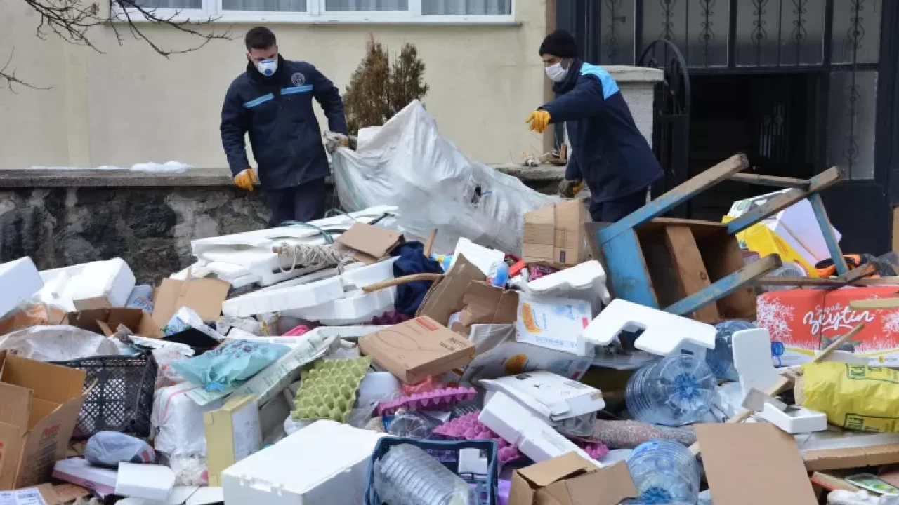 Erzurum’da şoke eden görüntü! Evden tam 25 ton çöp çıkarıldı