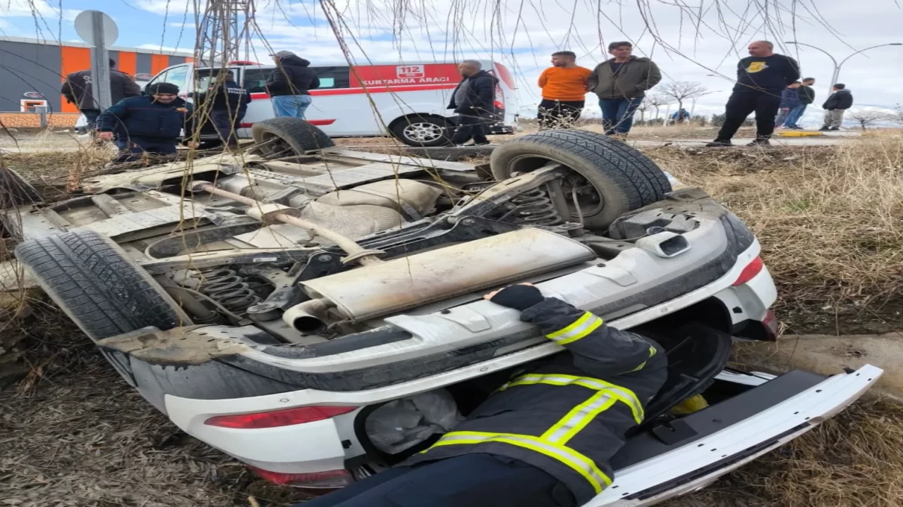 Erzincan’da kontrolden çıkan otomobil şarampole savruldu