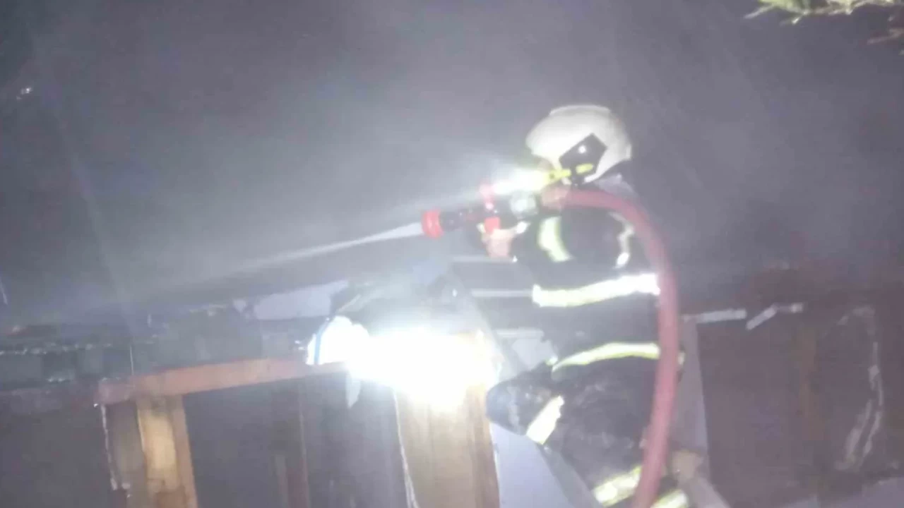 Bilecik'te korkutan yangın! Bungalov alev alev yandı