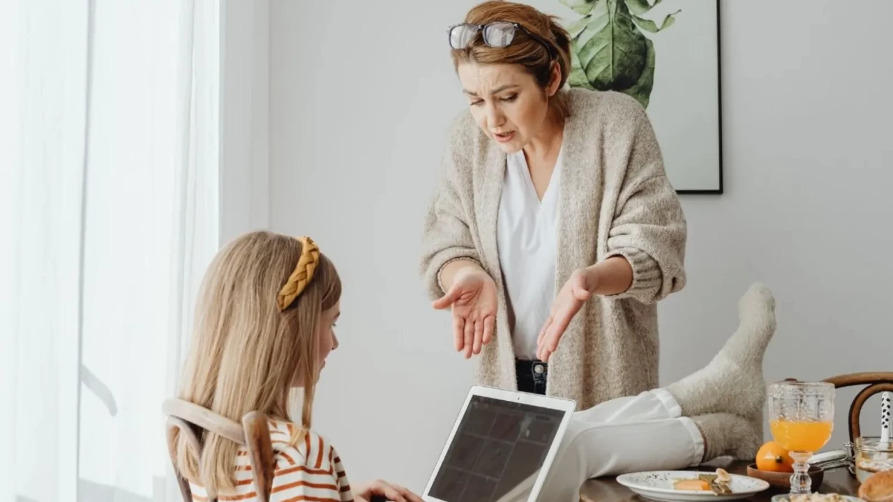 En büyük yoksulluk: Edep yoksunluğu!  Hürmetle eğilen başlardan, sınır tanımayan bakışlara  Ne değişti?